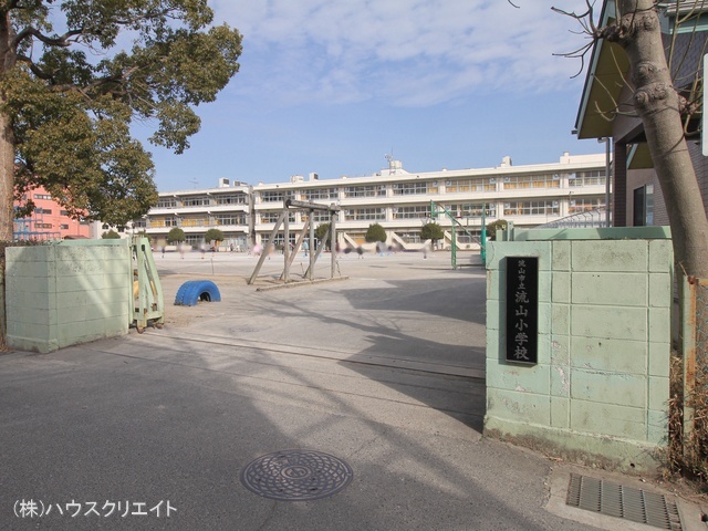 流山市立流山小学校　距離330m