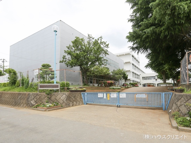 柏市立大津ヶ丘中学校　距離410m