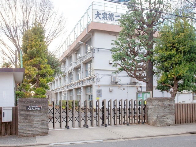 練馬区立大泉第二中学校　距離1100m
