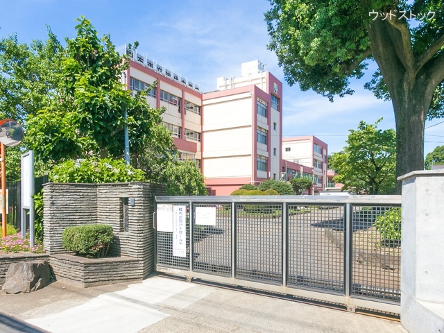 調布市立神代中学校　距離1810m