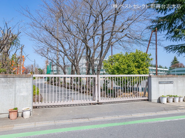 新座市立第三中学校 距離1760m