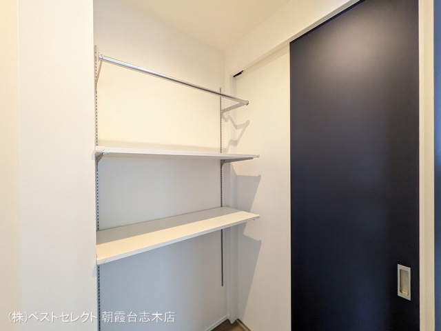 埼玉県新座市畑中２丁目の新築戸建て収納(ウォークインクローゼット)写真 2025年9月18日撮影