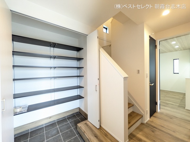 埼玉県新座市畑中2丁目の新築戸建て玄関写真 2025年9月18日撮影