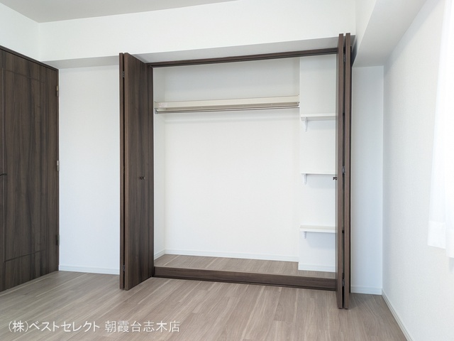 埼玉県新座市新堀３丁目のマンション『ヴィルヌーブ清瀬』収納(ウォークインクローゼット)写真 2025年9月1日撮影