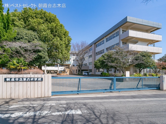 新座市立第六中学校　距離2900m