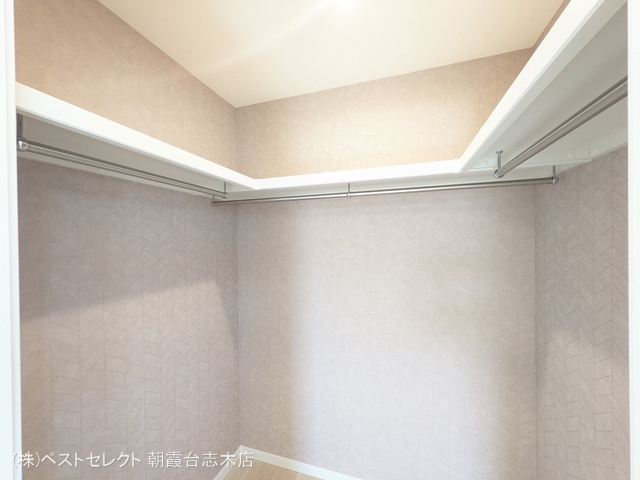 埼玉県朝霞市三原２丁目の新築戸建て収納(ウォークインクローゼット)写真 2025年9月24日撮影