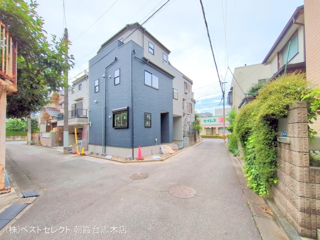 埼玉県志木市柏町6丁目の新築戸建て外構写真 2025年6月25日撮影