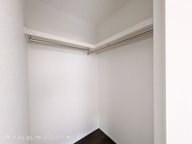 埼玉県朝霞市宮戸２丁目の新築戸建て収納(ウォークインクローゼット)写真 2025年10月8日撮影
