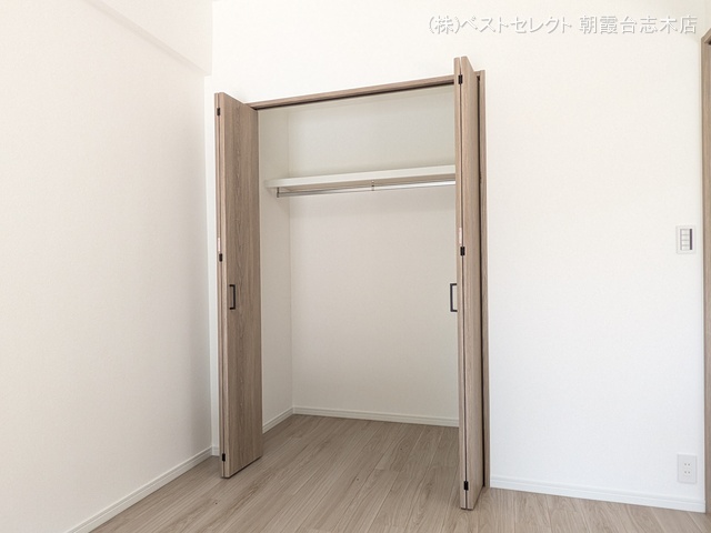 埼玉県朝霞市三原１丁目のマンション『ベルポート朝霞台参番館』収納(ウォークインクローゼット)写真 2025年9月16日撮影