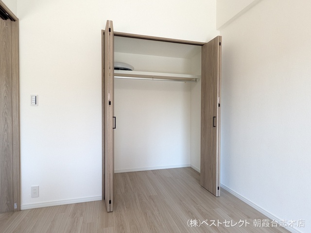 埼玉県朝霞市三原１丁目のマンション『ベルポート朝霞台参番館』収納(ウォークインクローゼット)写真 2025年9月16日撮影
