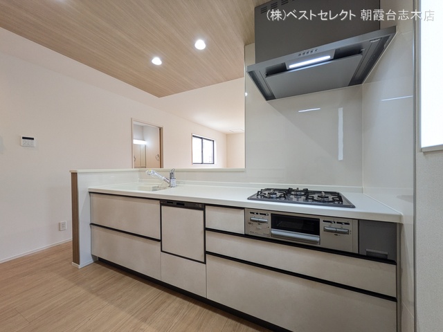 埼玉県志木市柏町3丁目の新築戸建てキッチン写真 2025年10月2日撮影