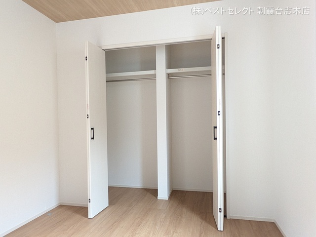 埼玉県志木市柏町３丁目の新築戸建て収納(ウォークインクローゼット)写真 2025年10月2日撮影