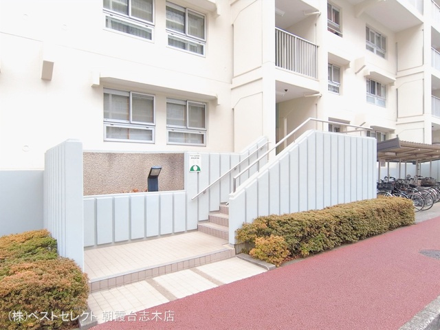 埼玉県志木市館2丁目のマンション『志木ニュータウン中央の森参番街5号棟』外観写真 2026年2月16日撮影