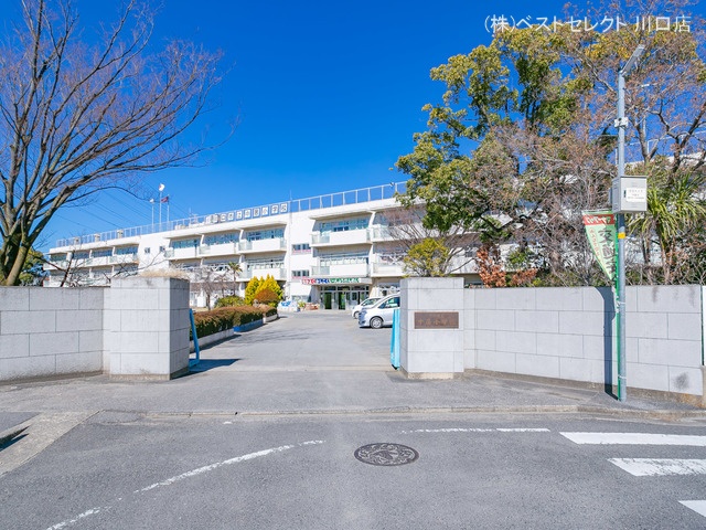川口市立中居小学校 距離220m