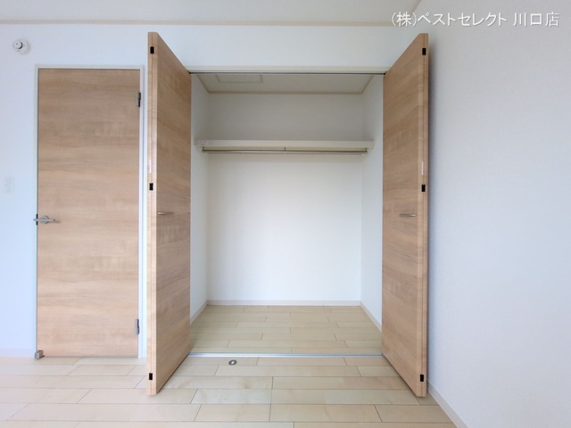 埼玉県川口市芝２丁目の新築戸建て収納(ウォークインクローゼット)写真 2025年5月21日撮影