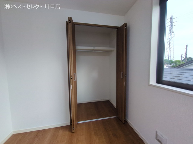 埼玉県川口市三ツ和３丁目の新築戸建て収納(ウォークインクローゼット)写真 2025年10月9日撮影