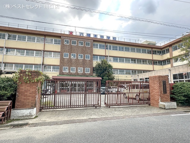 川口市立八幡木中学校 距離420m