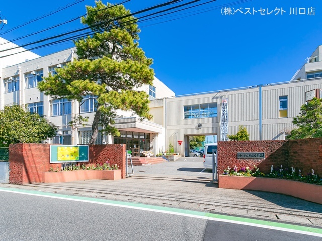 川口市立戸塚中学校 距離1900m