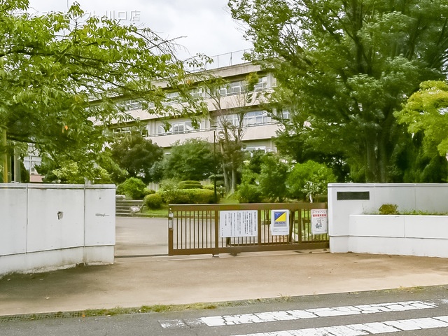 蕨市立第二中学校　距離850m