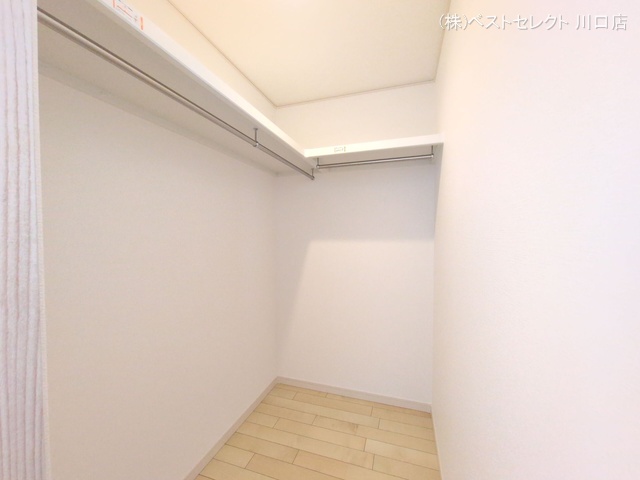 埼玉県川口市青木２丁目の新築戸建て収納(ウォークインクローゼット)写真 2025年9月25日撮影