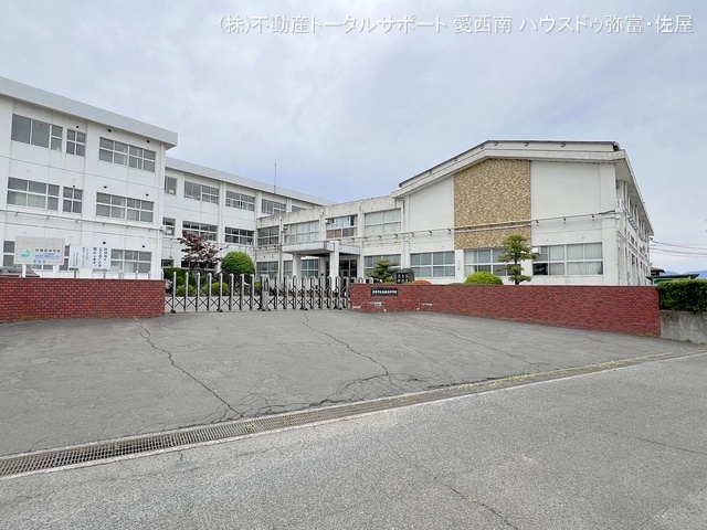 愛西市立佐織西中学校　距離1300m