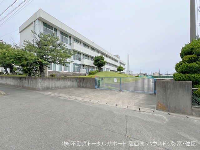 津島市立暁中学校　距離90m