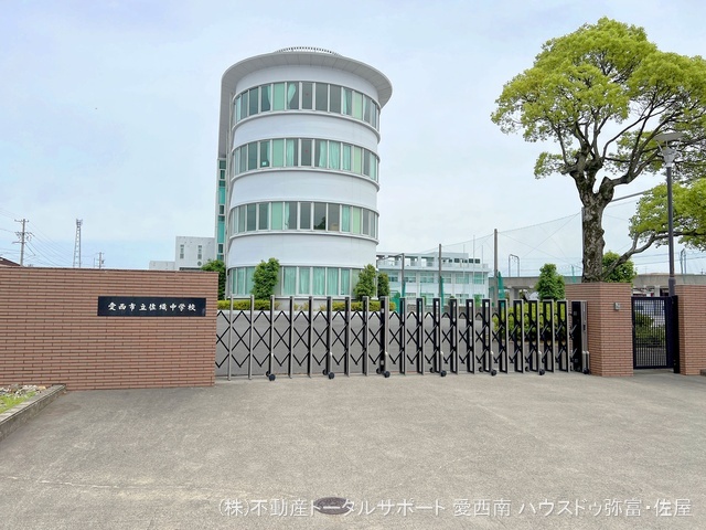 愛西市立佐織中学校 距離1300m