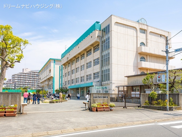 市川市立南行徳中学校 距離1570m