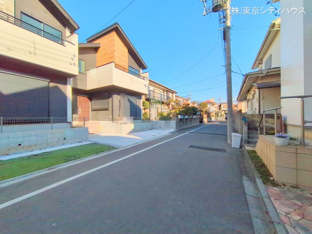 東京都狛江市西野川１丁目の新築戸建て完成写真 2025年12月7日撮影