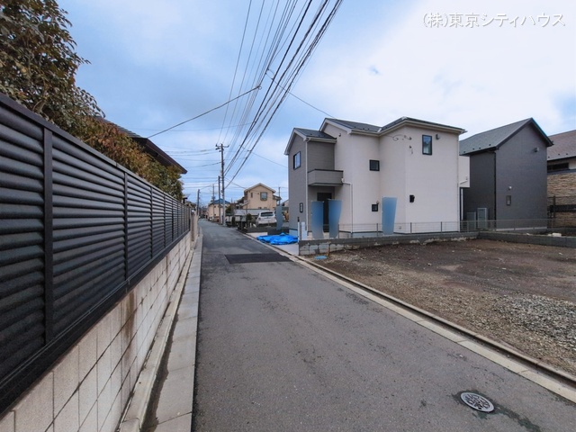 東京都三鷹市上連雀8丁目の新築戸建て完成写真 2026年3月9日撮影