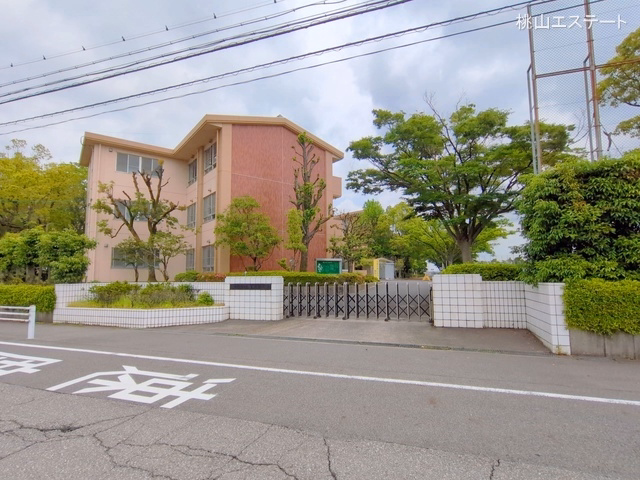 刈谷市立朝日小学校　距離560m