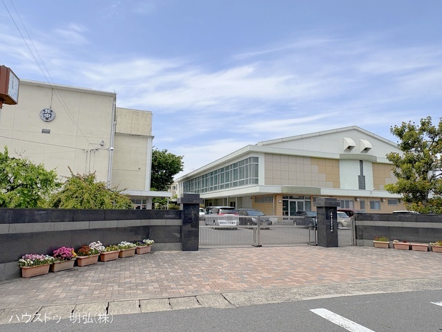 小牧市立北里中学校 距離1600m