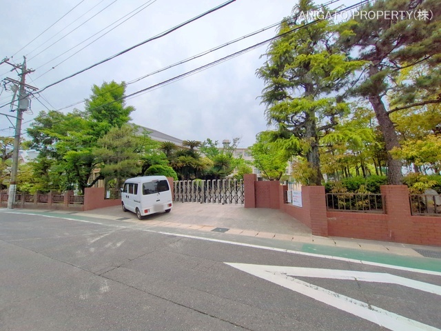 刈谷市立亀城小学校　距離560m