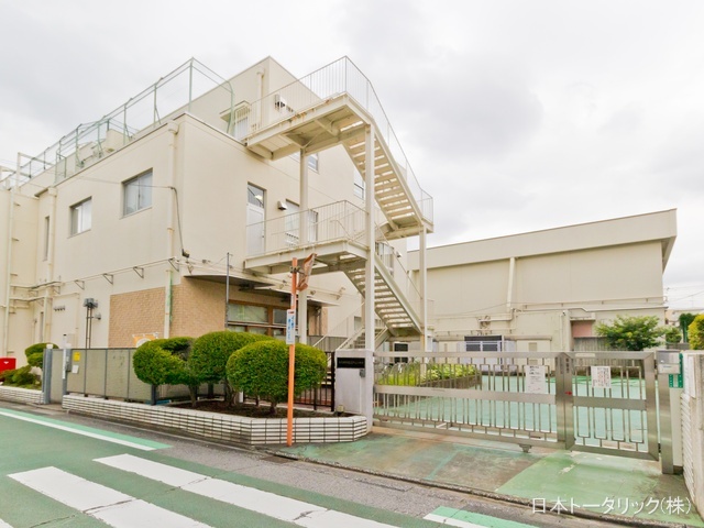 新宿区立戸山小学校 距離290m