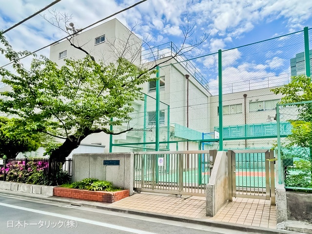 新宿区立牛込第三中学校 距離1860m