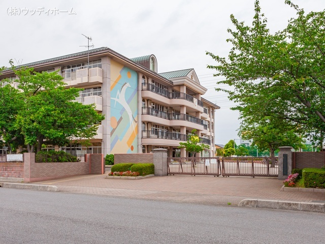 越谷市立出羽小学校 距離680m