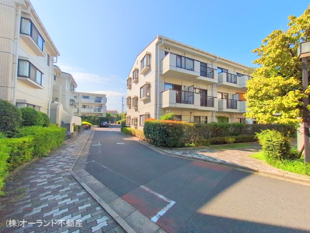 千葉県船橋市八木が谷１丁目のマンション『ライフタウン船橋タウンハウス』外観写真 2025年8月4日撮影