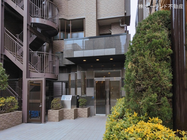 千葉県市川市南八幡4丁目のマンション『ナイスアーバン本八幡』エントランス写真 2026年3月1日撮影