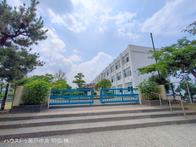 瀬戸市立西陵小学校　距離320m
