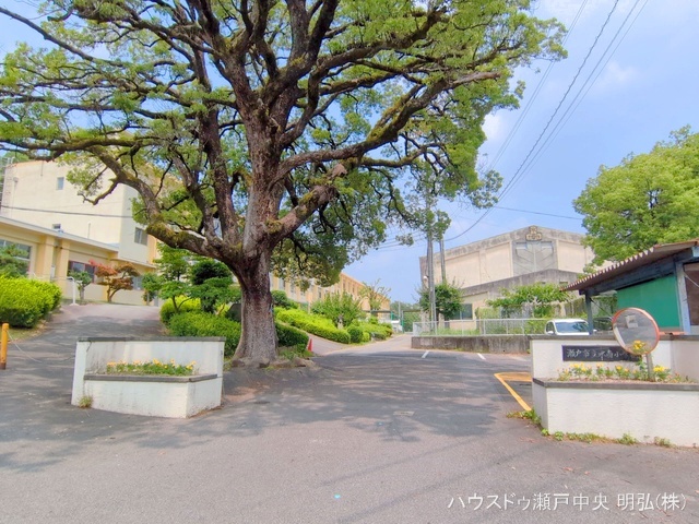瀬戸市立水南小学校　距離850m